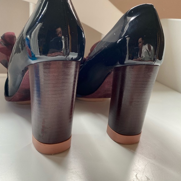 Nina Ricci navy patent leather high heel with burgundy bow - Picture 3 of 4